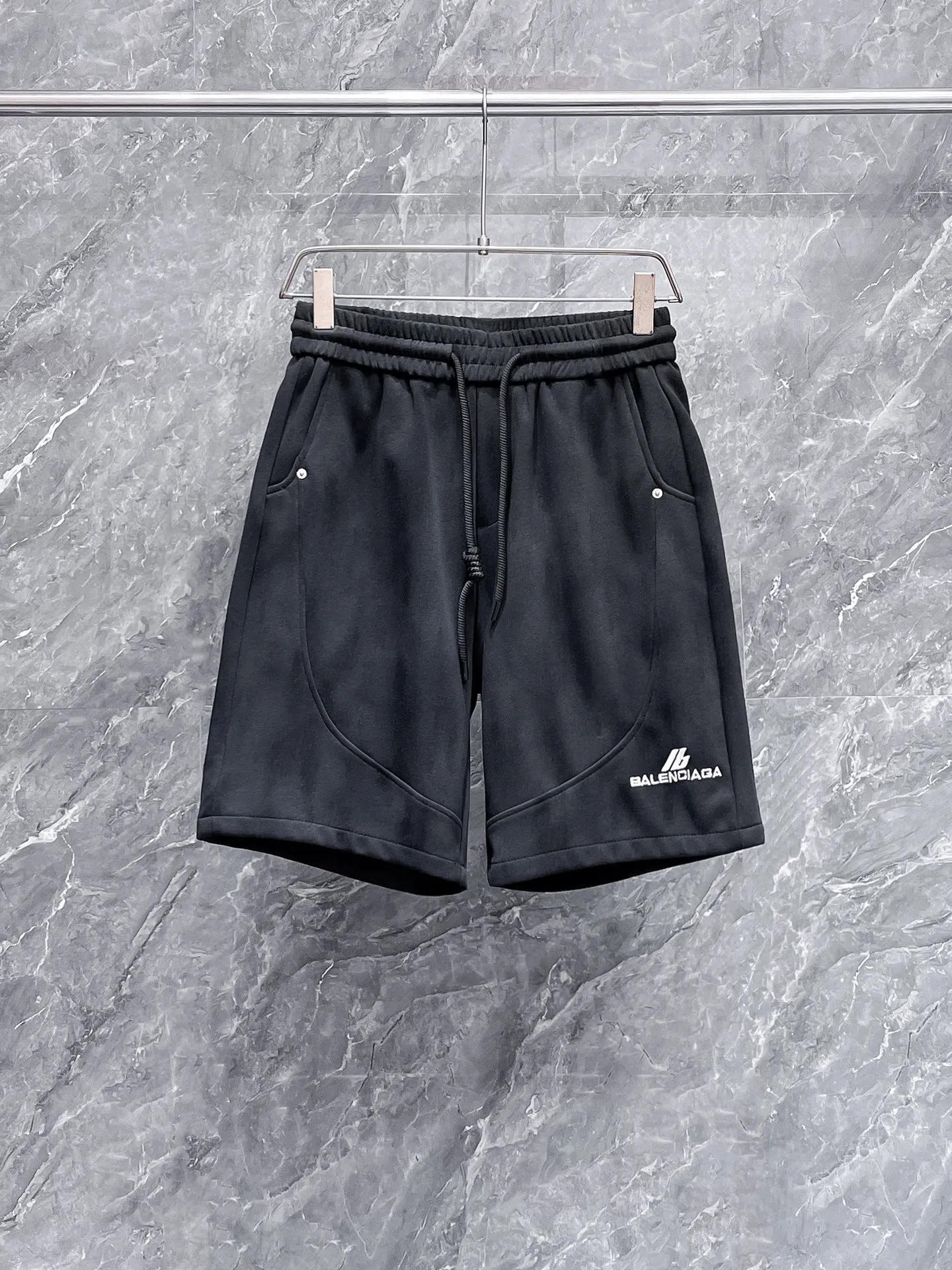 Balenciaga's three-standard complete 2026 summer New Arrival men's casual shorts, advanced custom-made Breathable fabric, Breathable fabric, extremely stretchy and comfortable, impeccable details, top-grade accessories, original logo design concept, delicate and soft feel! The upper body fit is awesome! Size: M-XXXL Please state your height and weight when ordering